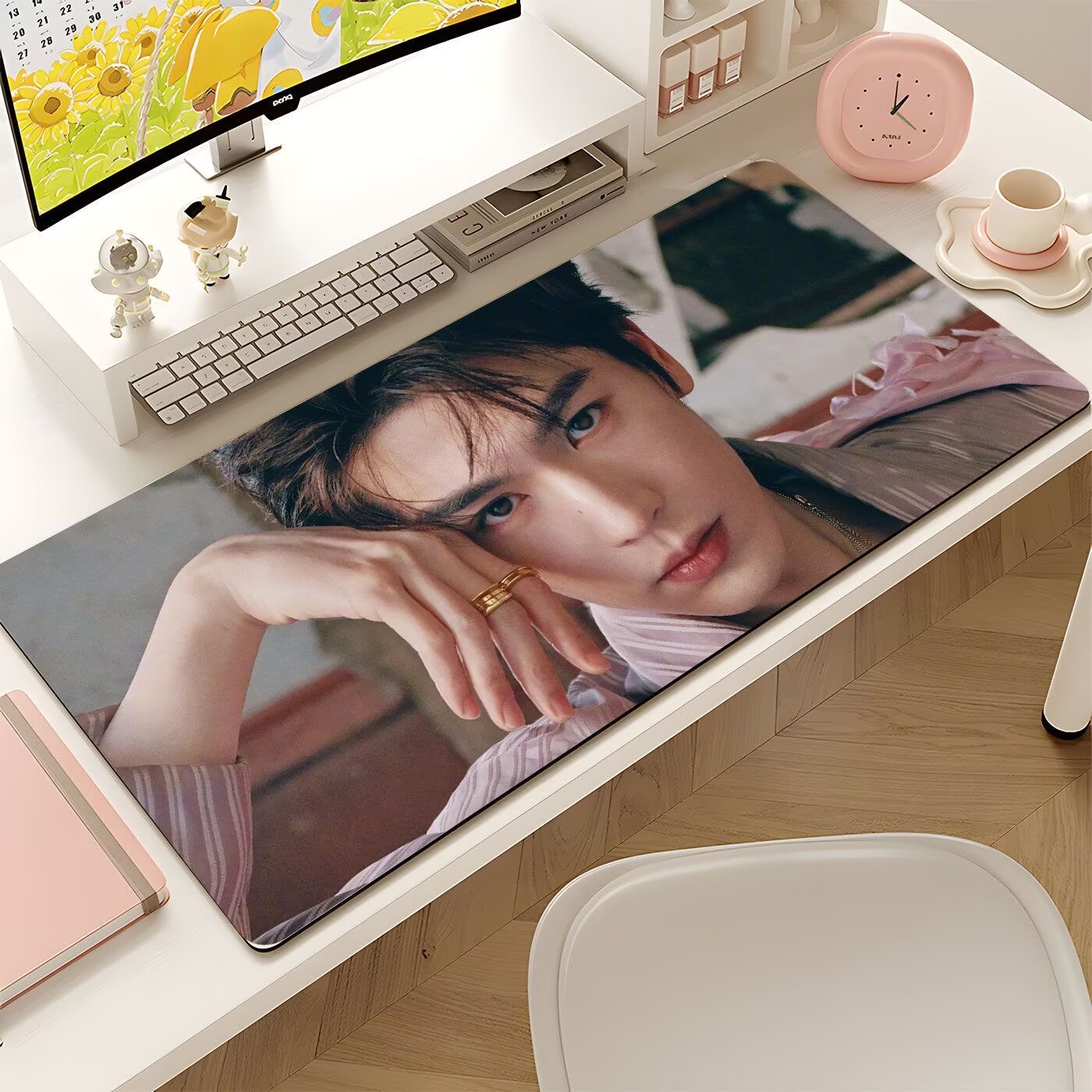 Gaming Accessories - Zhang Linghe's oversized mouse pad, celebrity
